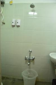 a bathroom with a toilet and a sink at Cours CHABROL in Puducherry +33 photos