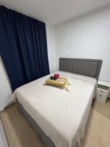 Gulta vai gultas numurā naktsmītnē Apartamento confortavel proximo da Pampulha, Cidade ADM e do GALO e Aeroporto de PLU e CNF