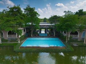 Bazén v ubytování The Westlake Hotel & Resort Yogyakarta nebo v jeho okolí