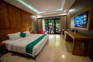 TV a/nebo společenská místnost v ubytování The Westlake Hotel & Resort Yogyakarta