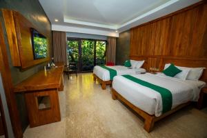 Postel nebo postele na pokoji v ubytování The Westlake Hotel & Resort Yogyakarta