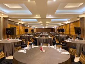 Konferenční prostory v ubytování The Westlake Hotel & Resort Yogyakarta + 37 fotografií