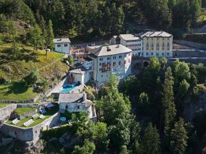 uma vista aérea de um edifício sobre uma montanha em QC Terme Hotel Bagni Vecchi em Bormio