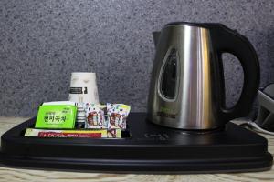 Příslušenství pro přípravu čaje a kávy v ubytování Yeongcheon Some Unmanned Hotel