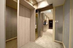 einen Flur eines Bürogebäudes mit Flur in der Unterkunft Daegu Suseong-gu Design Hotel Gauzin in Daegu