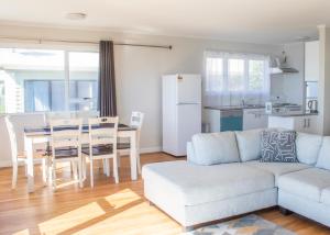 Dapur atau dapur kecil di Rehutai Beach House - Paihia Holiday Home