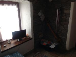 um quarto com uma janela e um monitor de computador numa prateleira em Appartamento Vacanza Pila cir 0089 em Pila