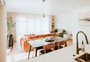 Posezení v ubytování The Kings Domain, DUKE - Luxurious townhouse in the CBD!