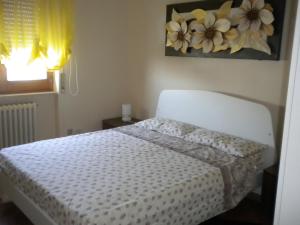 a bedroom with a bed and a picture of flowers at Casa Vacanze Domusangela in Matera +27 photos