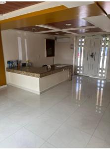 een grote kamer met een aanrecht in het midden van een kamer bij SUIT HOME EXPRESs in Cancun