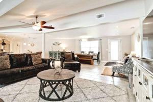 Χώρος καθιστικού στο Heated Pool Hot Tub and Spa Remodeled
