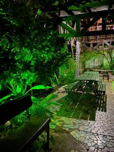 Um jardim em Pousada 4 cantos