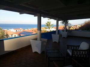 d'un balcon avec des chaises et une vue sur l'océan. dans l'établissement Villa Betta, à Cittadella del Capo