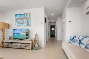 TV a/nebo společenská místnost v ubytování Aquaview Unit 604, 29 Canberra Tce, Kings Beach