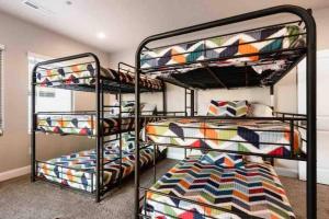 En eller flere senge i et værelse på Pool Lazy River Hot Tub Games Fire Pit 28 Guests