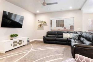 Et tv og/eller underholdning på Pool Lazy River Hot Tub Games Fire Pit 28 Guests