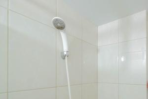 Koupelna v ubytování Modern 2BR Apartment for 4 Pax at Springlake Summarecon By Travelio + 16 fotografií