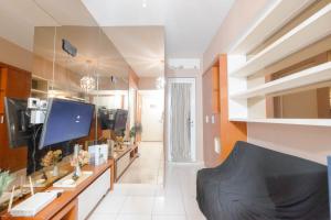 TV a/nebo společenská místnost v ubytování Modern 2BR Apartment for 4 Pax at Springlake Summarecon By Travelio
