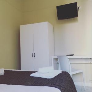 - une chambre avec un lit, une armoire et un bureau dans l'établissement Hotel Danemark, à Nice