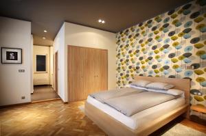 ブダペストにあるゲートウェイ ブダペスト シティセンターの壁のある部屋の中に大型ベッド1台付きのベッドルーム1室があります。