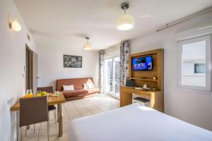 TV a/nebo společenská místnost v ubytování Comfort Aparthotel Antibes Le Maestria