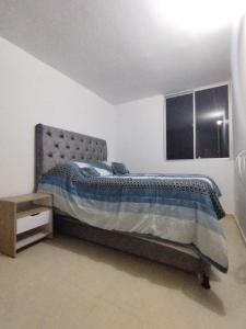 Ένα ή περισσότερα κρεβάτια σε δωμάτιο στο Agradable y cómodo Apartamento Eje Cafetero