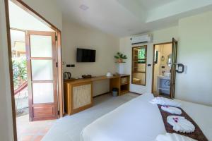 TV a/nebo společenská místnost v ubytování Palm Garden Resort