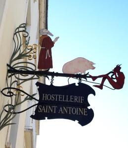 un panneau indiquant un restaurant avec un cochon sur lui dans l'établissement Hostellerie Du Grand Saint Antoine, à Albi