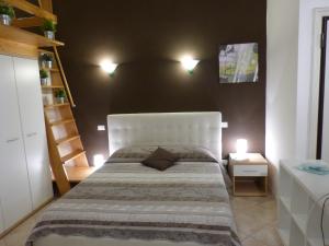 ボローニャにあるResidenza Galvaniのベッドルーム1室(白いベッド1台、階段付)
