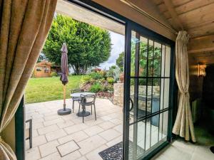 Foto dalla galleria di Charmante Chambre d'Hôtes avec Piscine Chauffée et Terrasse Privative dans le Parc de la Brenne - FR-1-591-597 a Paulnay