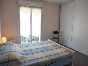 a bedroom with a bed and a large window at Etel: Appartement 3 pièces, Vue Ria, Parking, Animaux admis - FR-1-479-167 in Étel
