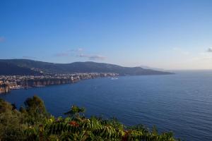 una vista sulla costa amalfi da una montagna di Baia Serena a Vico Equense