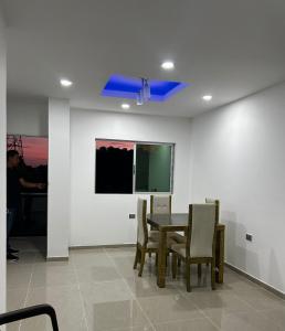 a dining room with a table and chairs at Apartamento Aracataca in Aracataca