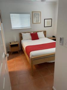 Giường trong phòng chung tại The York Beachfront Holiday Apartments +56 ảnh