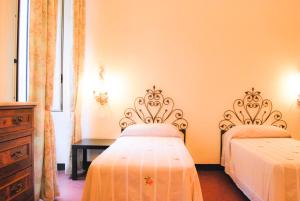 una camera da letto con due letti e un comò di B&B 47 a Loano