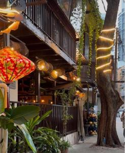 un edificio con una escalera y un árbol con luces en Anggun Boutique Hotel, en Kuala Lumpur
