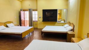 a room with two beds and a mirror at Bhiwani Guest House in Jaipur