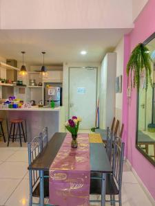 コタキナバルにあるSutera Avenue ira Kkinabalu Homestayのダイニングルーム(花瓶付)