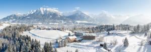 um grupo de pessoas em pé no topo de uma montanha coberta de neve em Hotel Oberstdorf em Oberstdorf