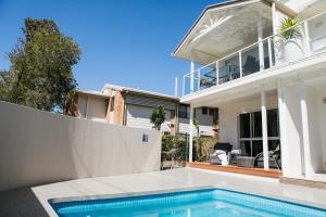 Der Swimmingpool an oder in der Nähe von Lazy Days by Stay Noosa