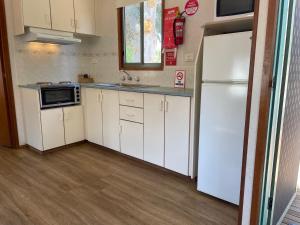 Cobar Caravan Park的厨房或小厨房