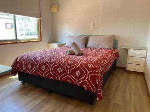 Cobar Caravan Park客房内的一张或多张床位