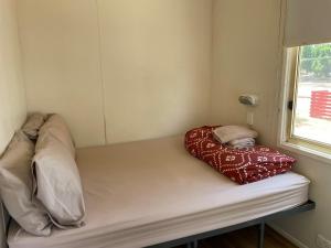Cobar Caravan Park客房内的一张或多张床位