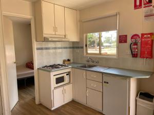 Cobar Caravan Park的厨房或小厨房