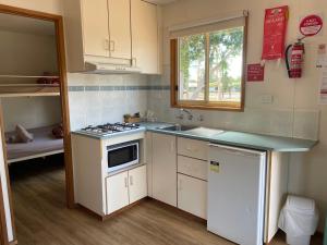 Cobar Caravan Park的厨房或小厨房