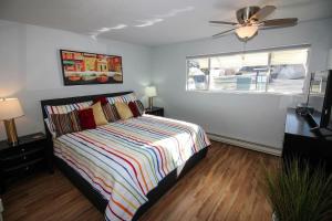 une chambre avec un lit et un ventilateur de plafond dans l'établissement Cobalt Condo condo, à Grand Junction