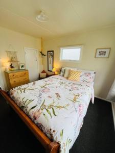 Voodi või voodid majutusasutuse Cruse Cottage Central Motueka toas
