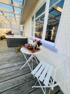 Rõdu või terrass majutusasutuses Cruse Cottage Central Motueka