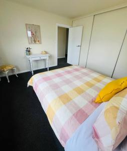 Voodi või voodid majutusasutuse Cruse Cottage Central Motueka toas