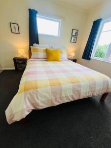 Voodi või voodid majutusasutuse Cruse Cottage Central Motueka toas